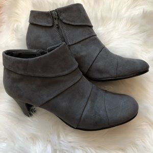 Aerosoles Gray Ankle Boot Women’s Size 7.5 EUC!